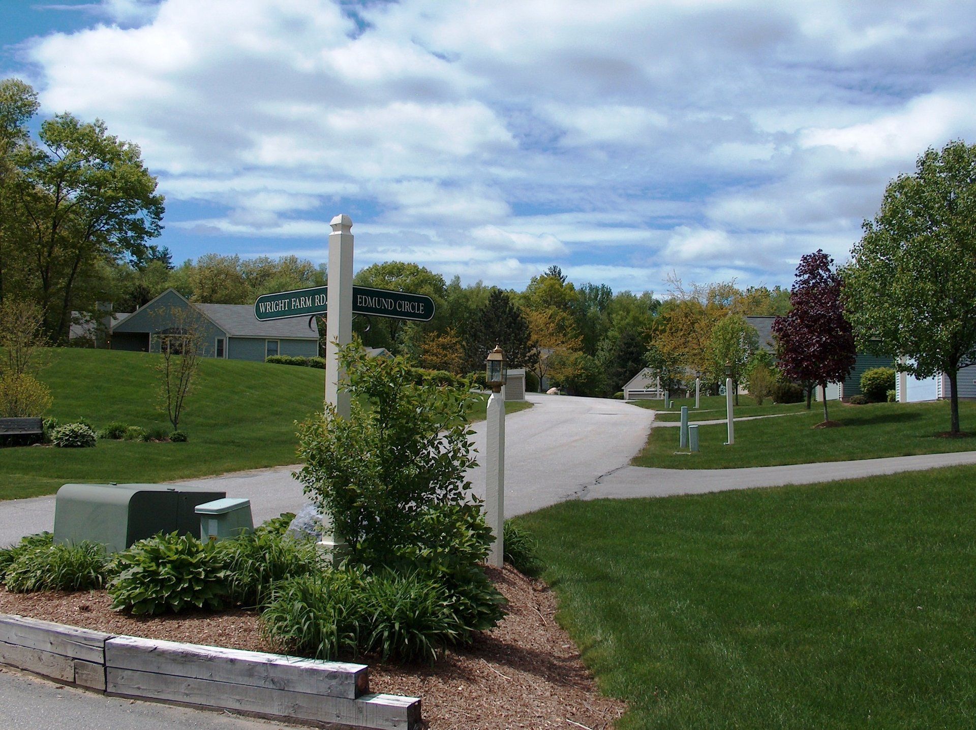 A street sign in a residential area says ' oak grove ' on it