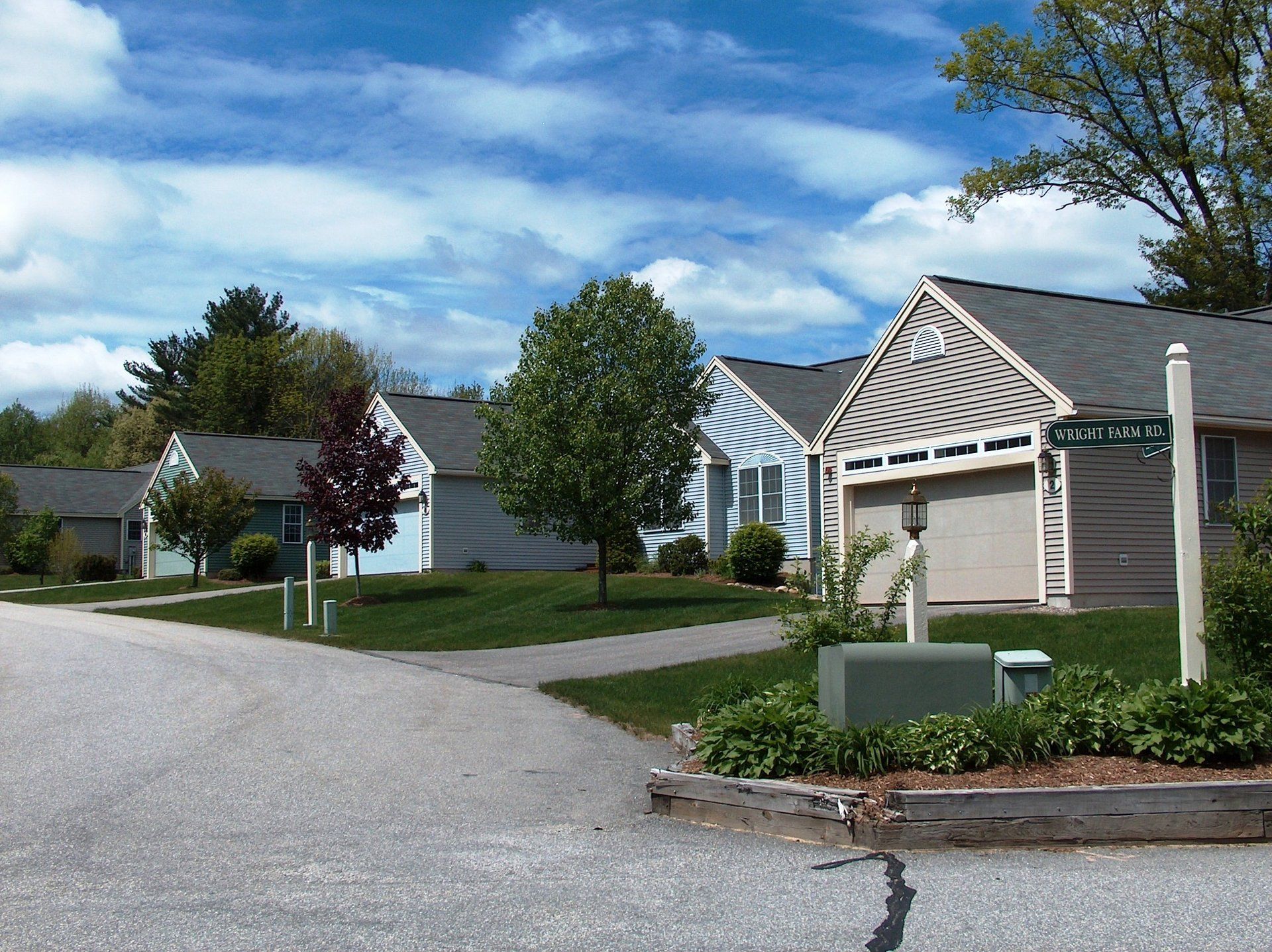 A row of houses in a residential area with a street sign that says ' temple street '