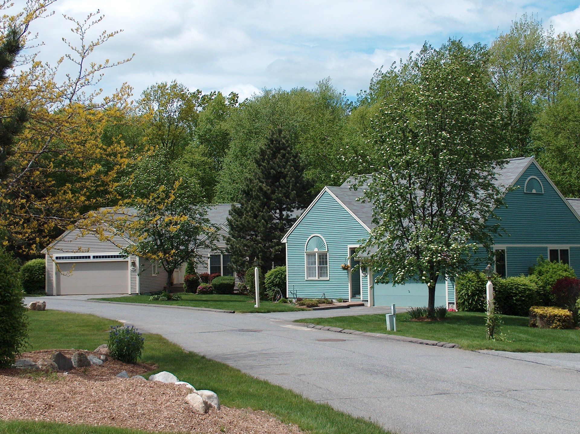 A row of houses are lined up on a residential street