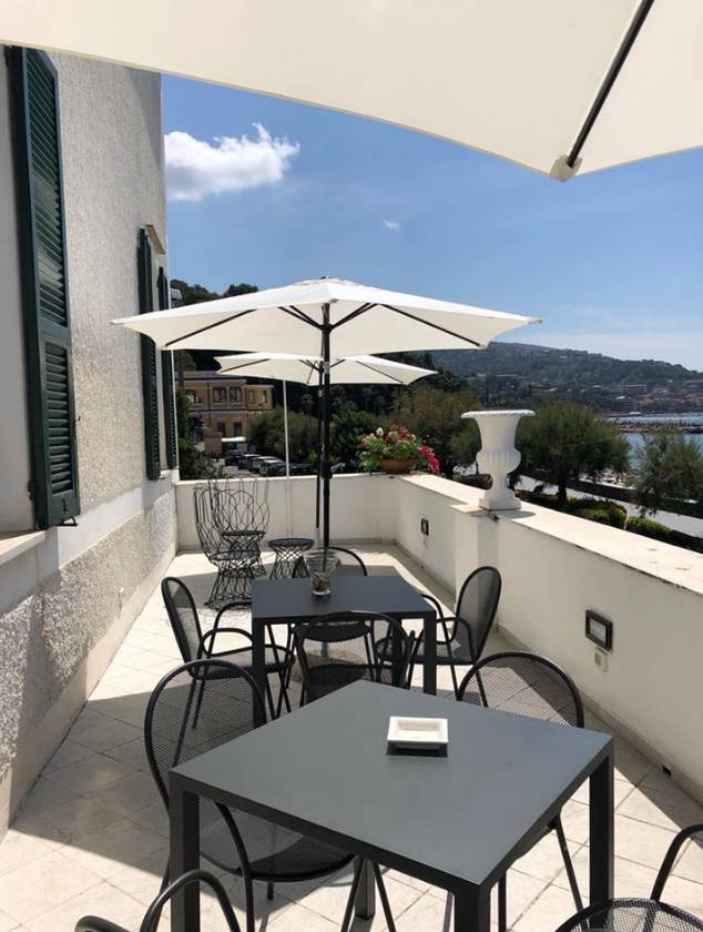 Balcone con arredi per esterni