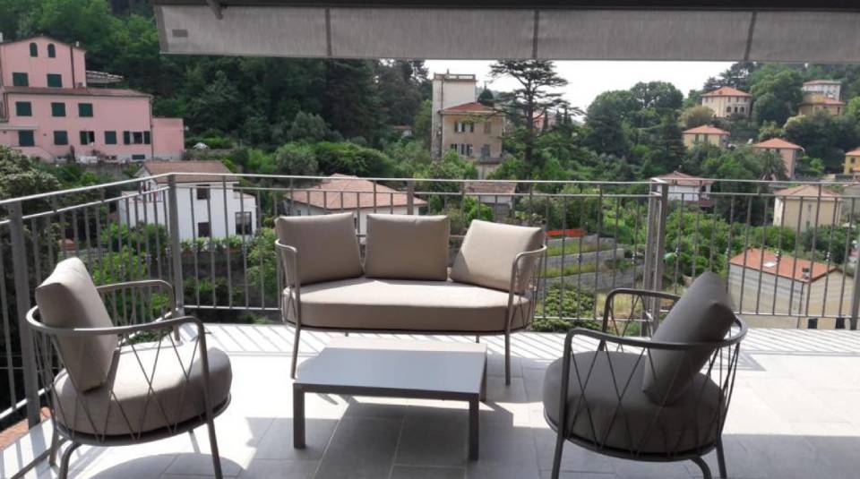 Arredo per esterni in una balconata