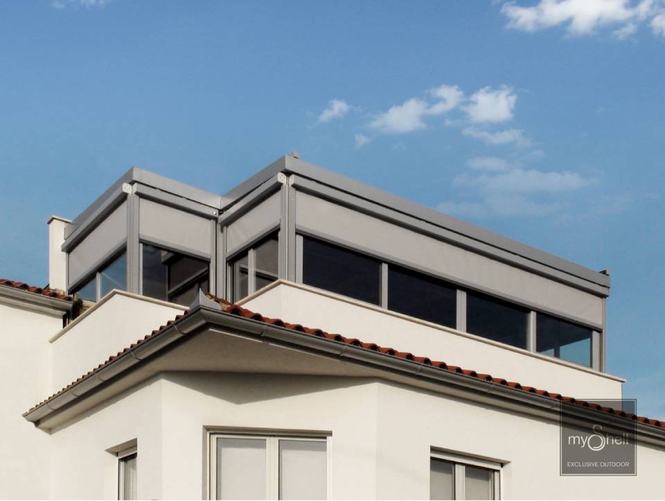 Balconata con tende in tessuto