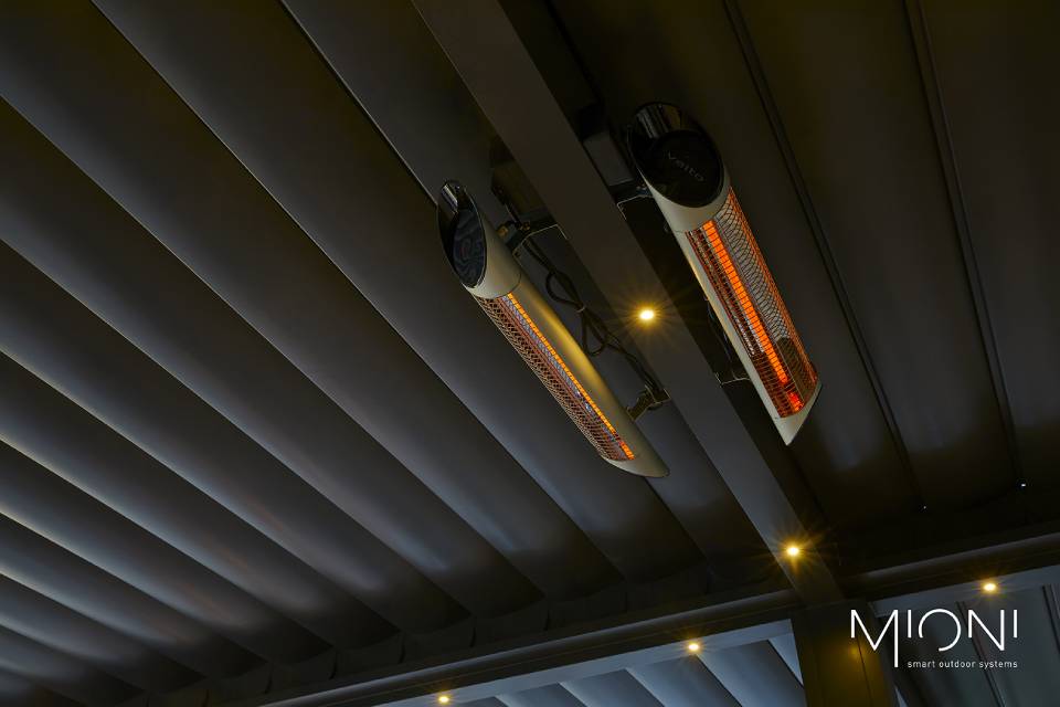 Lampade riscaldanti in un dehors di un ristorante
