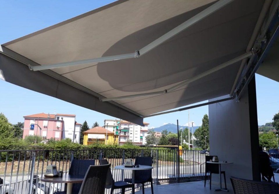 Realizzazione di tende a bracci manuali