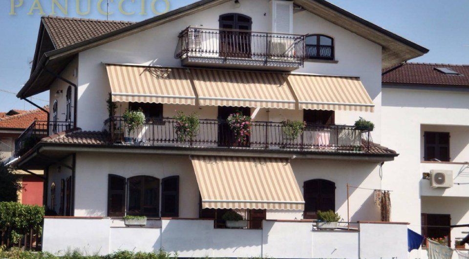 Realizzazione di tende da sole per strutture civili