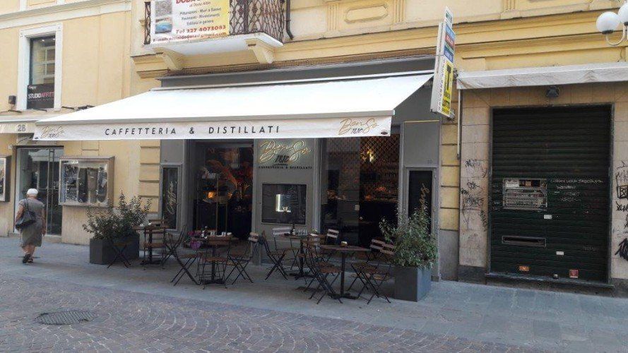 Installazione di tende da sole per locali