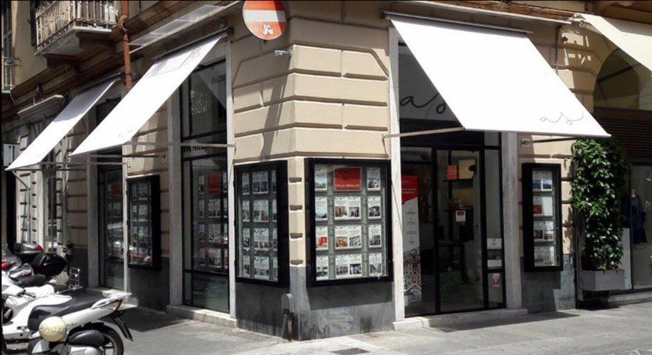 Attività commerciale con tende da sole all'esterno