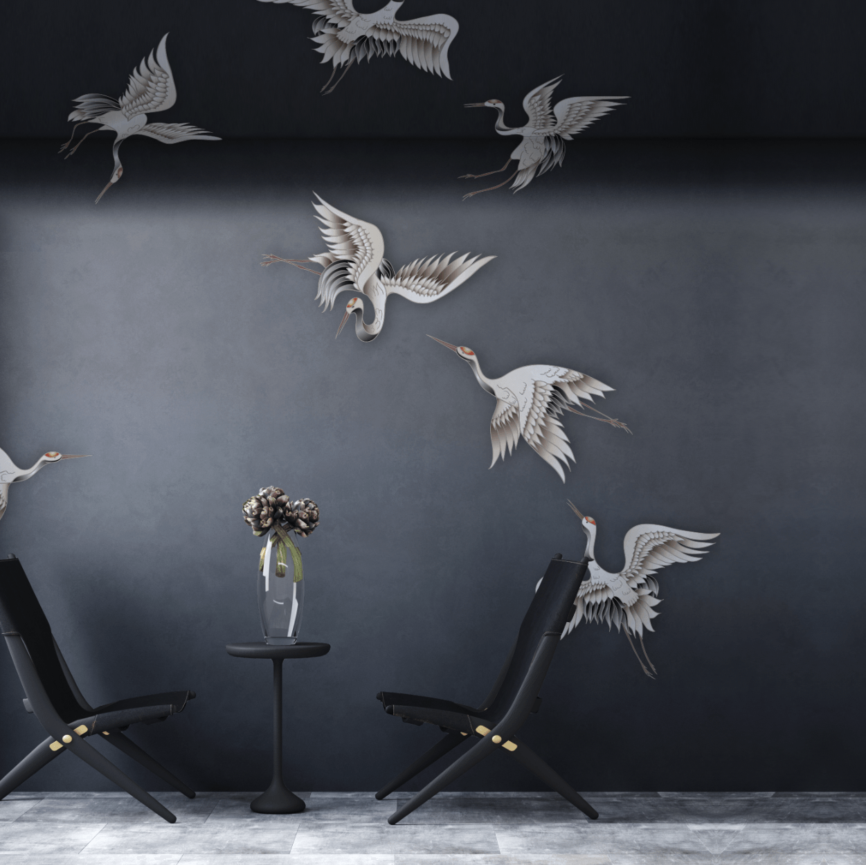 Een kamer met stoelen en vogels aan de muur