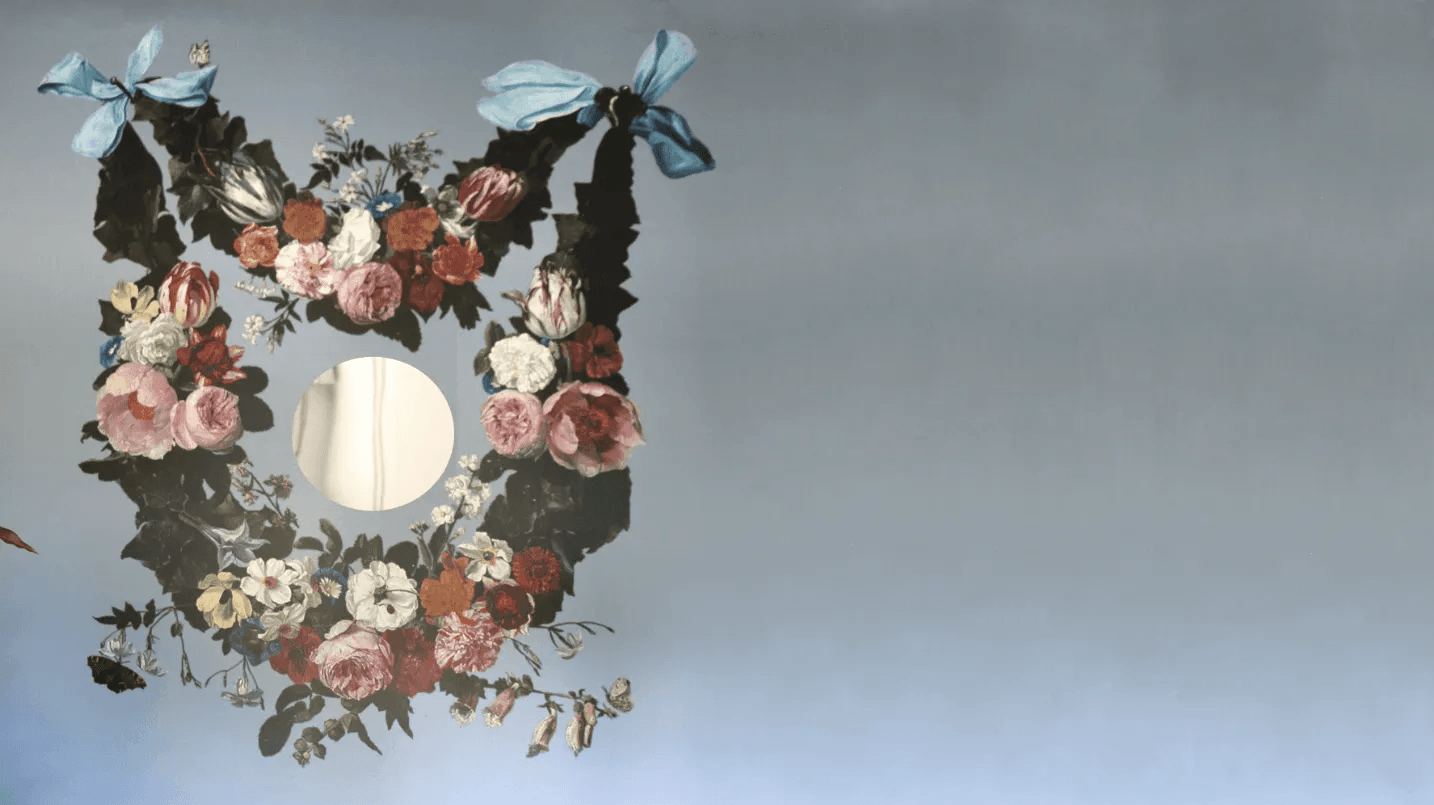 Een schilderij van een bloemenkrans op een grijze achtergrond
