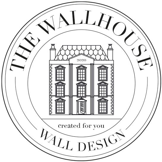 Het logo van Wallhouse Wall Design is een zwart-wittekening van een huis in een cirkel.