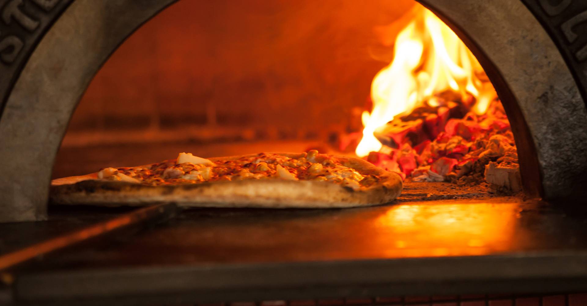 pizze in forno a legna