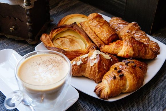 Cornetti caldi con cappuccino
