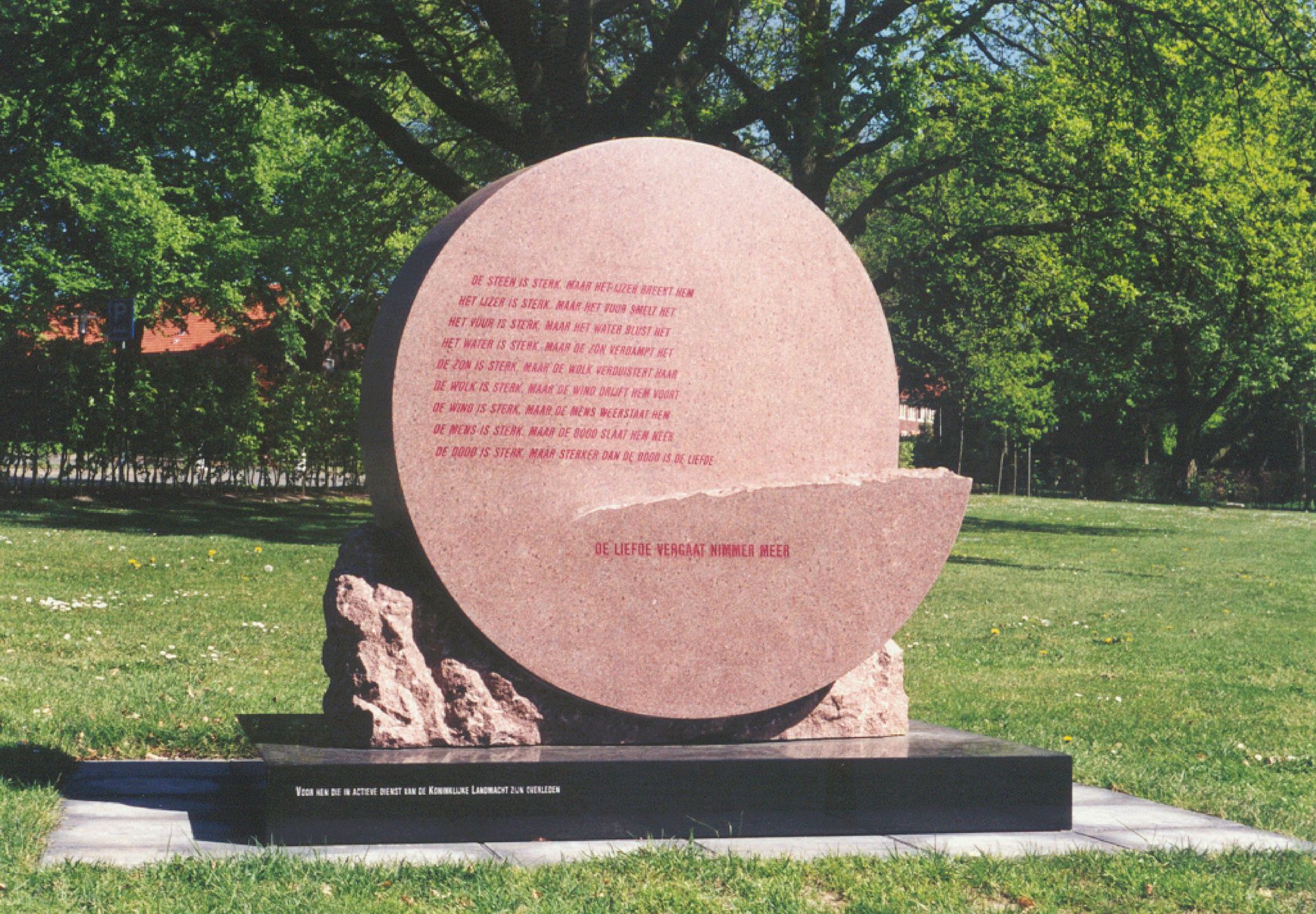 Ontzet vierkant (1989, hardsteen)