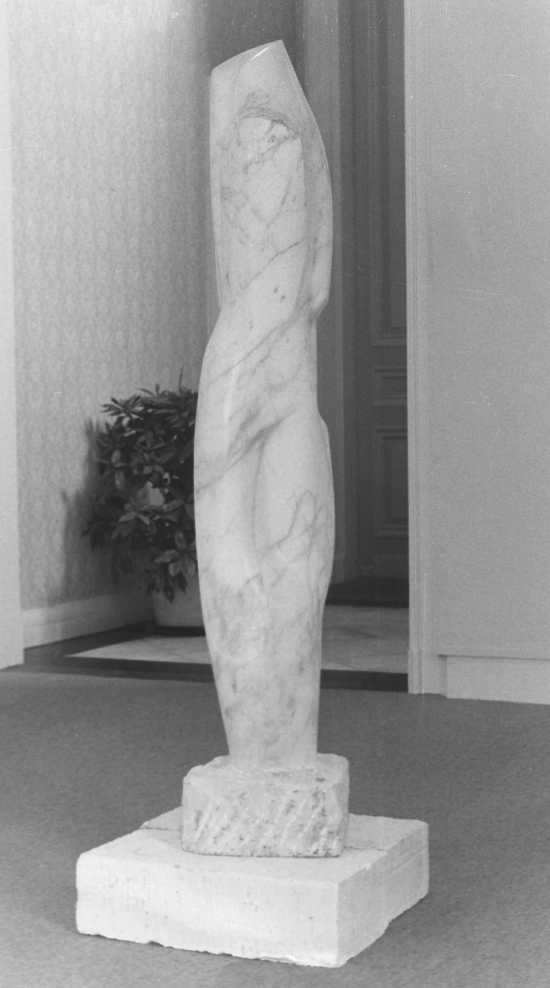 Gesluierde (1970, marmer)