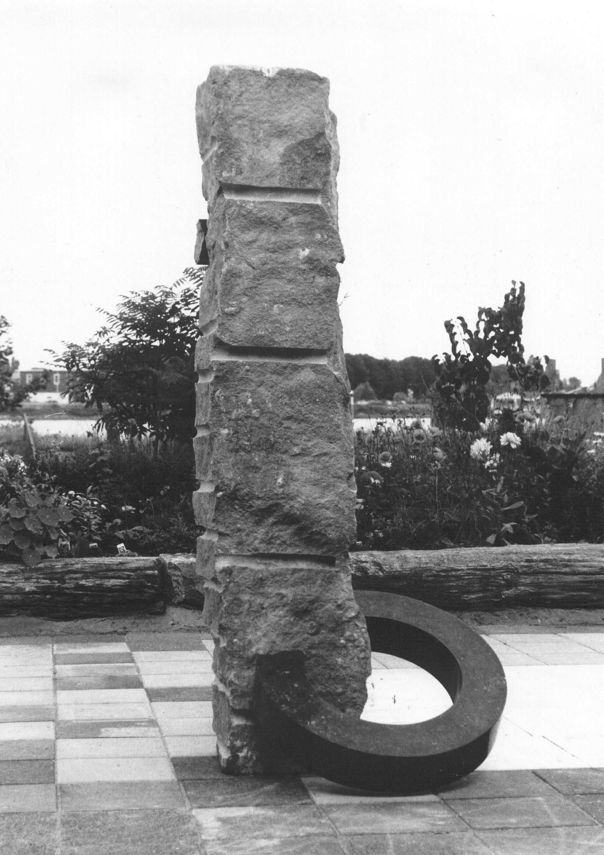 Gebroken verbinding (1985, hardsteen). In de collectie van Prinses Beatrix.