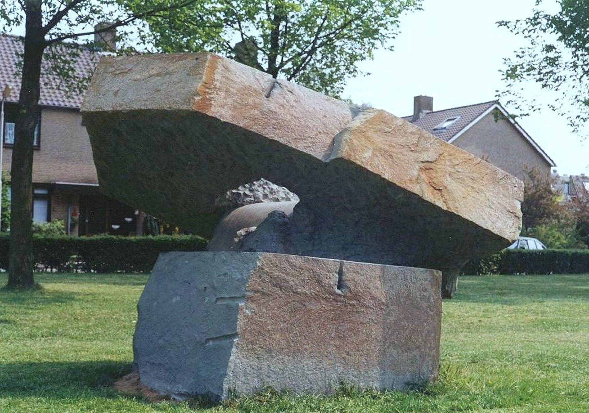 Hellend Vlak (1987, dolomiet). Beeld staat in Amersfoort.