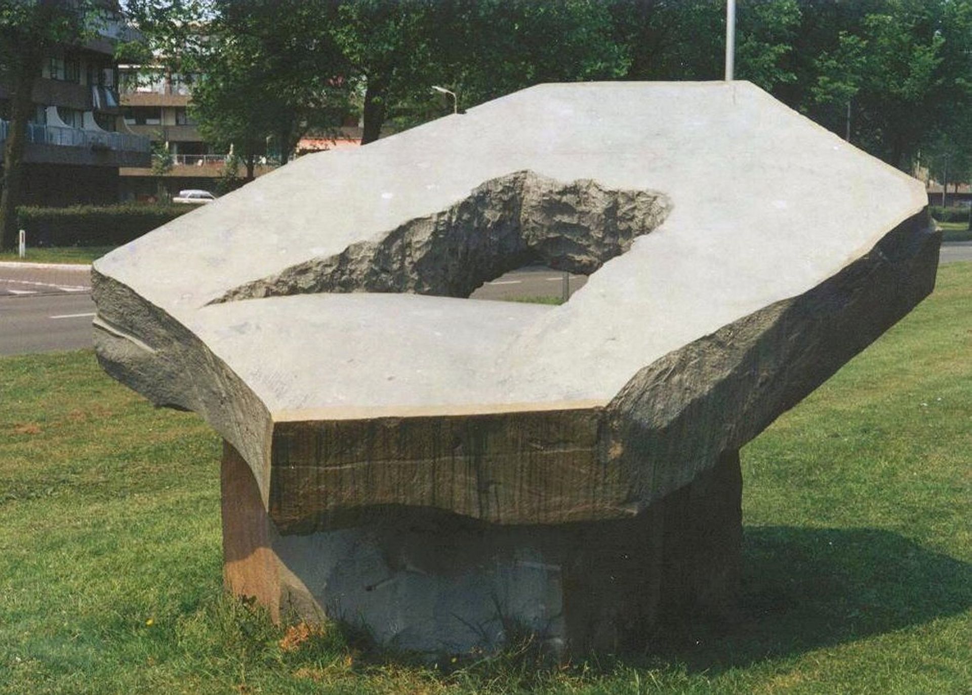 Hellend Vlak (1987, dolomiet). Beeld staat in Amersfoort.
