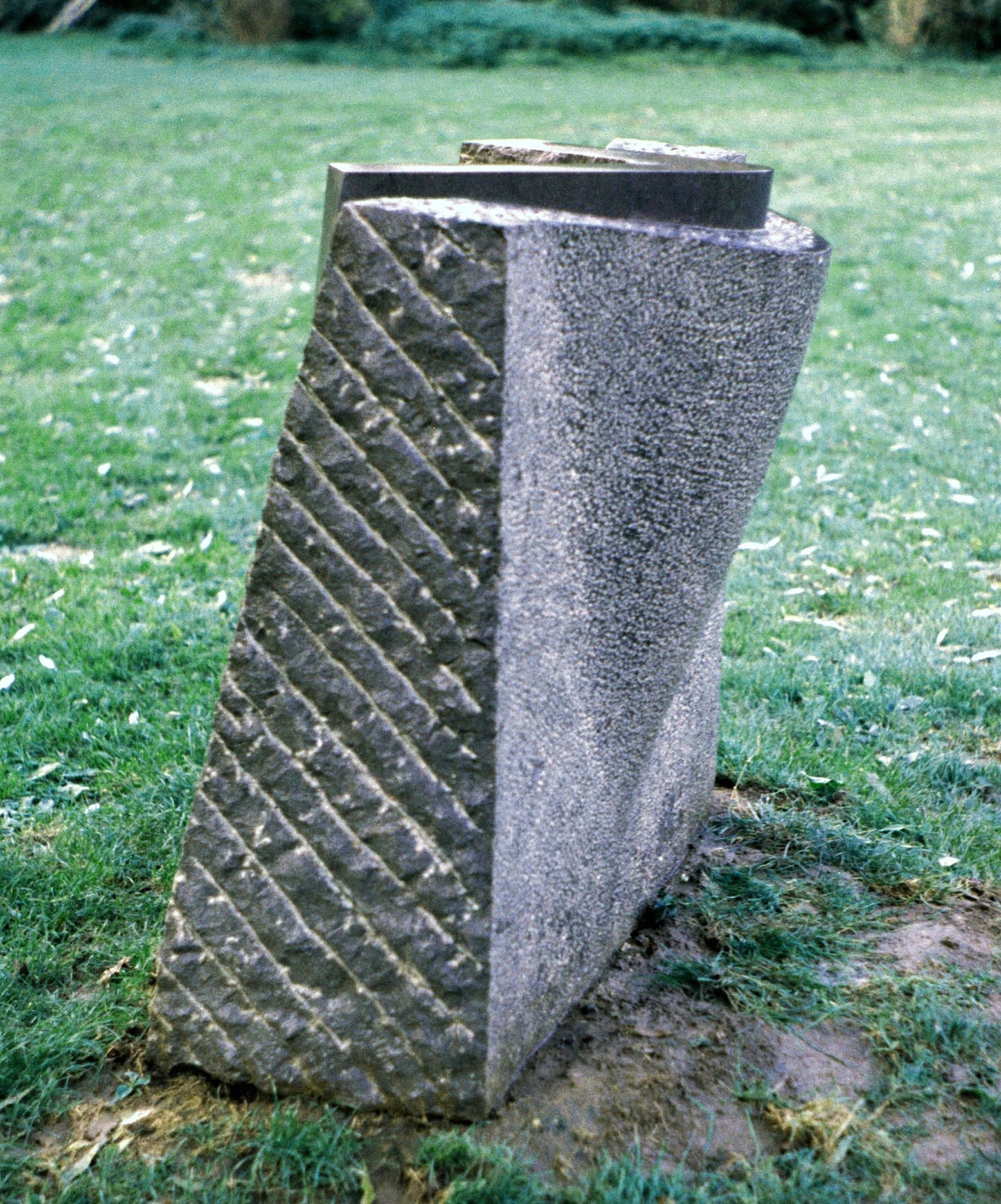 Ontzet vierkant (1989, hardsteen)