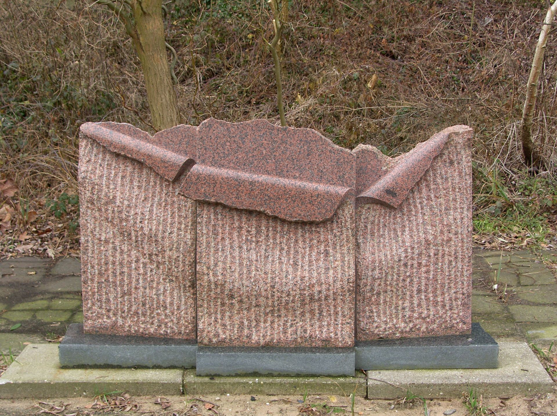 Drieluik (1990, graniet)
