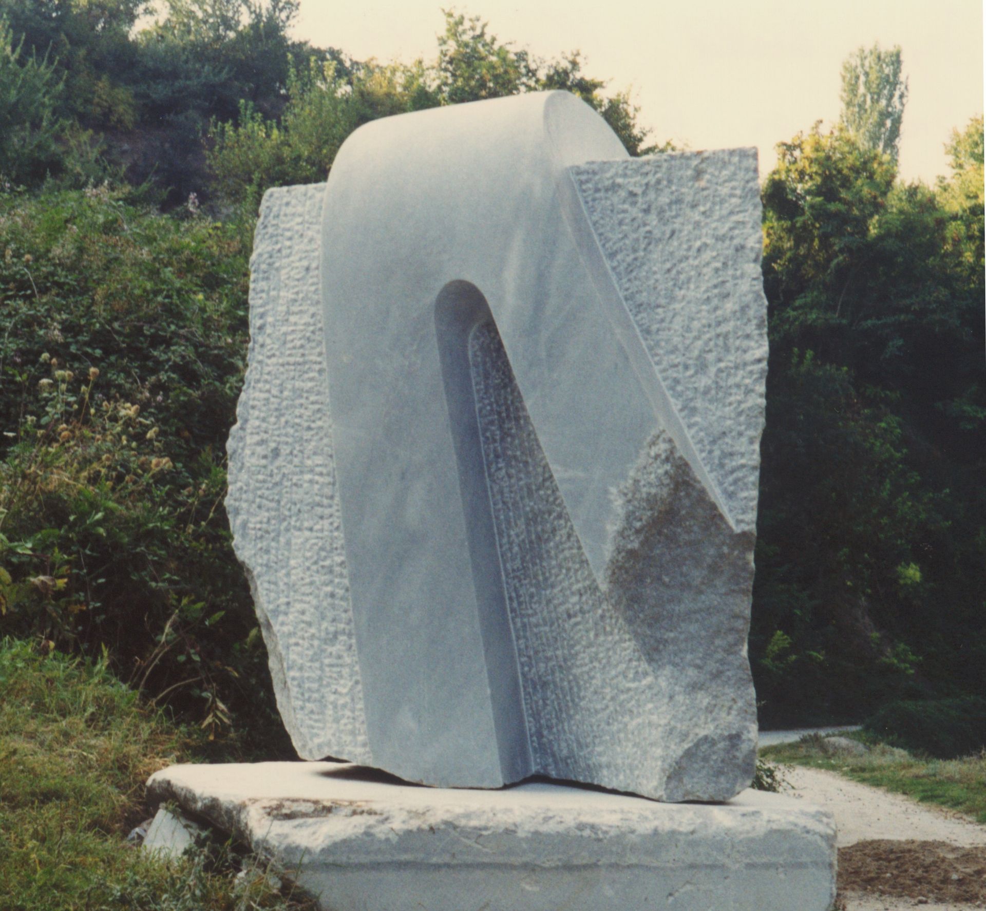 Different Feelings (1999, marmer). Beeld staat in Bulgarije.