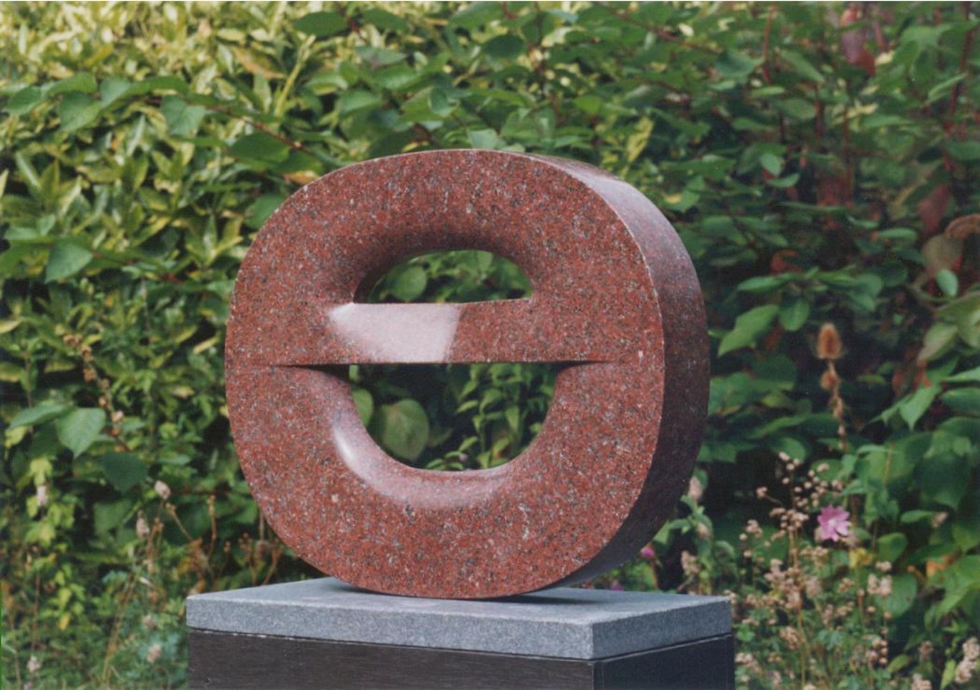 Boven het midden van ongelijk (2002, graniet)