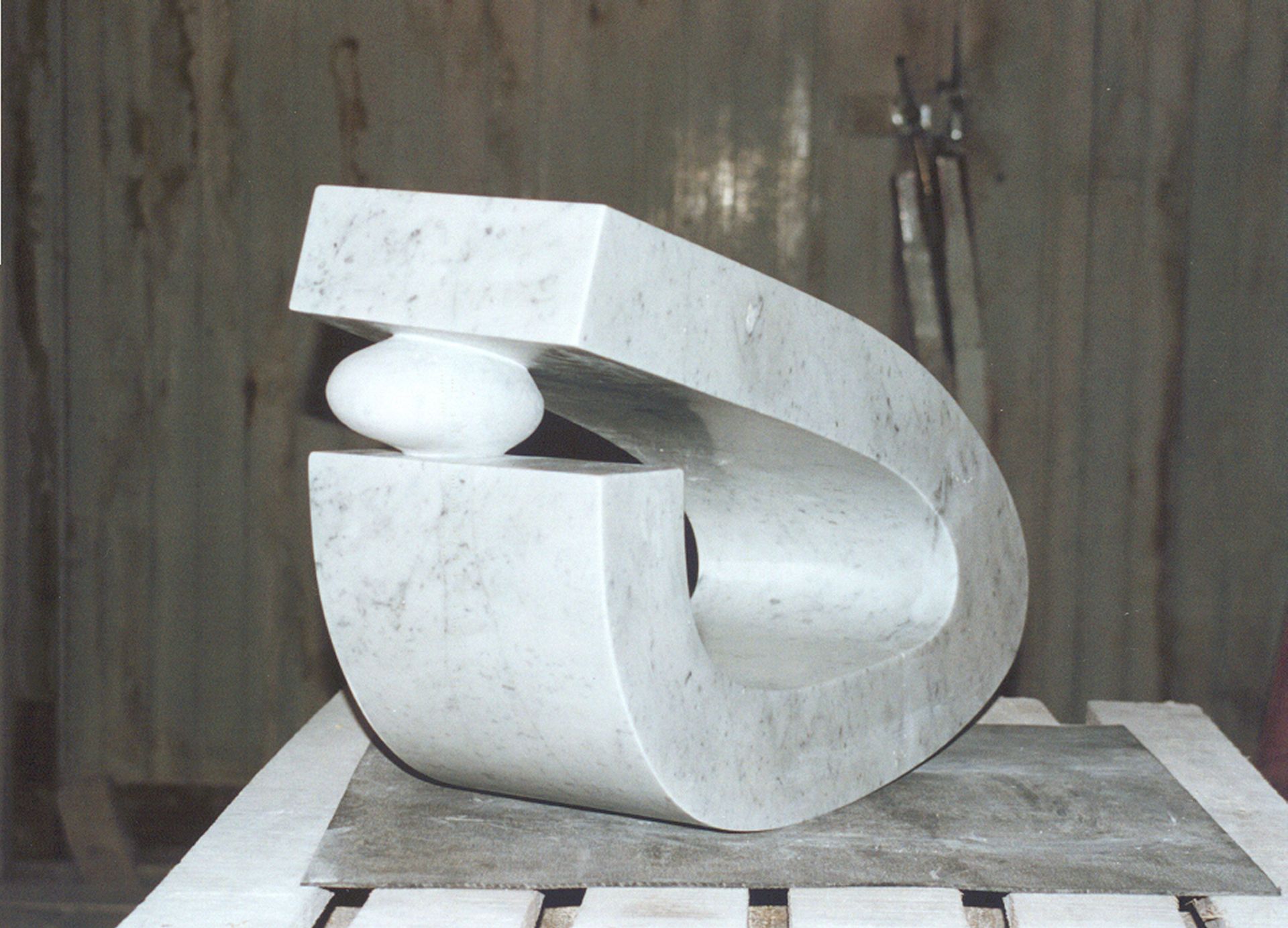 Een Steen (2003, marmer)