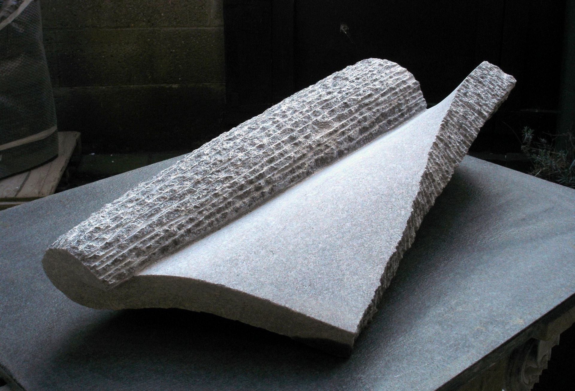 Beschreven (2005, hardsteen)