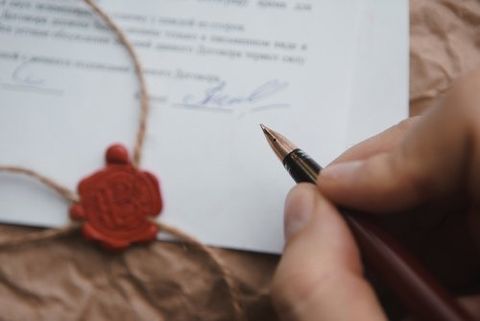persona che firma un documento