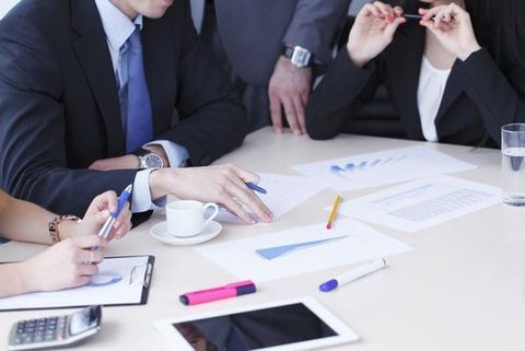 gruppo di persone con abito formale che discutono di lavoro