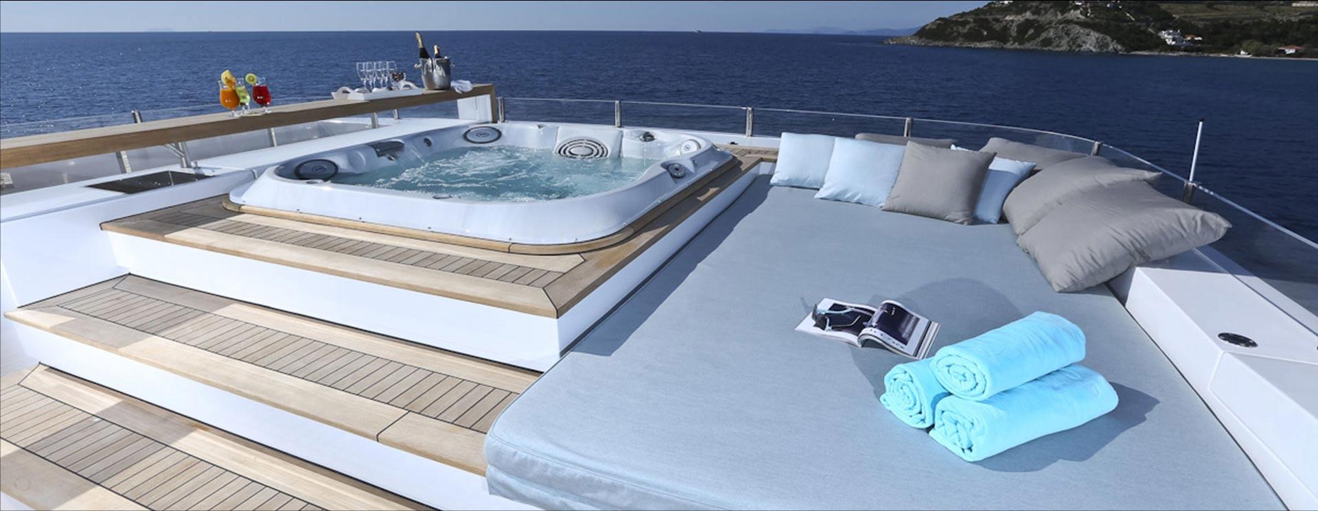 una jacuzzi su una barca di lusso