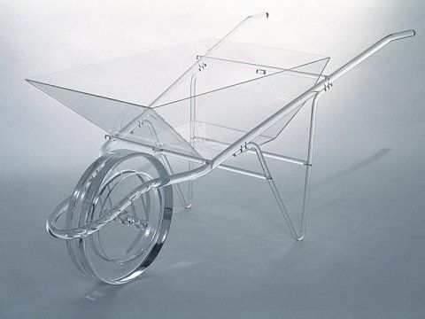 una carriola in plexiglass