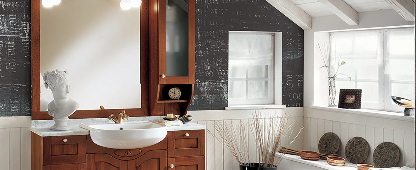 bagno con mobili in legno