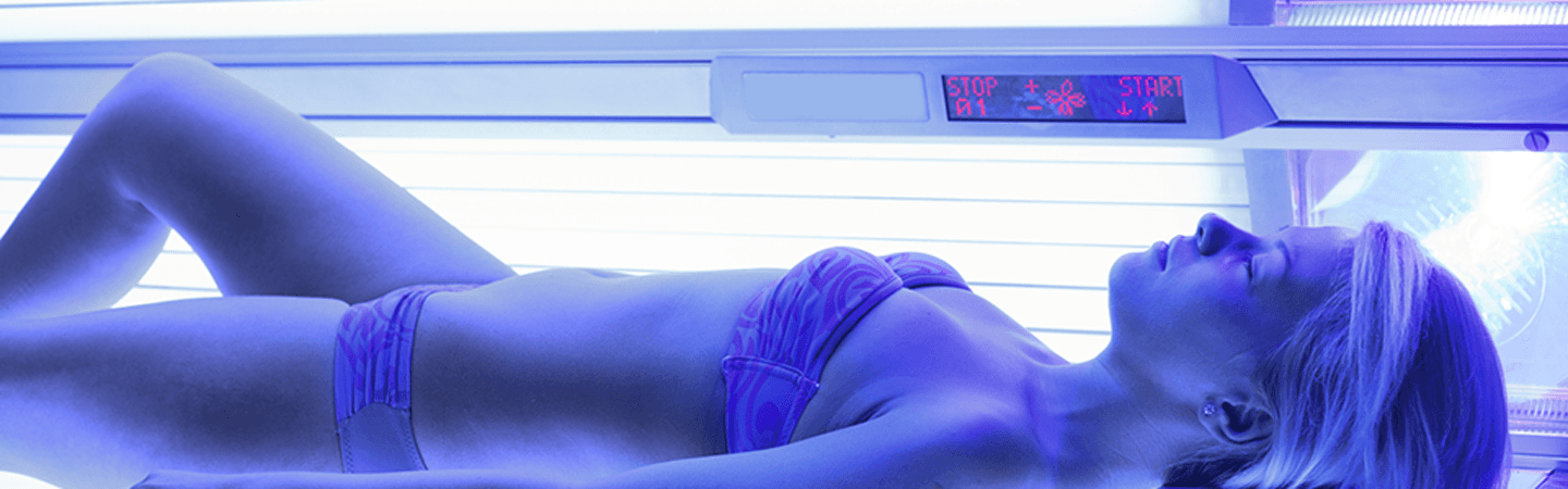 una donna durante trattamento di bellezza Solarium