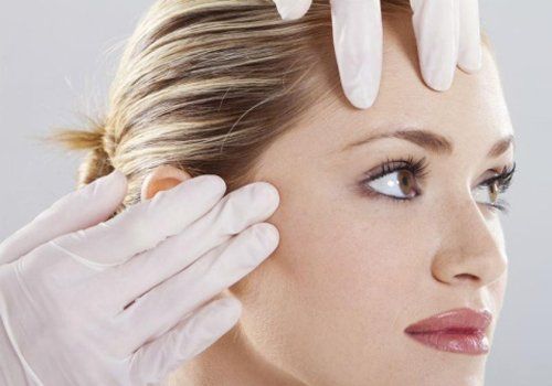 primo piano di una donna bionda durante trucco