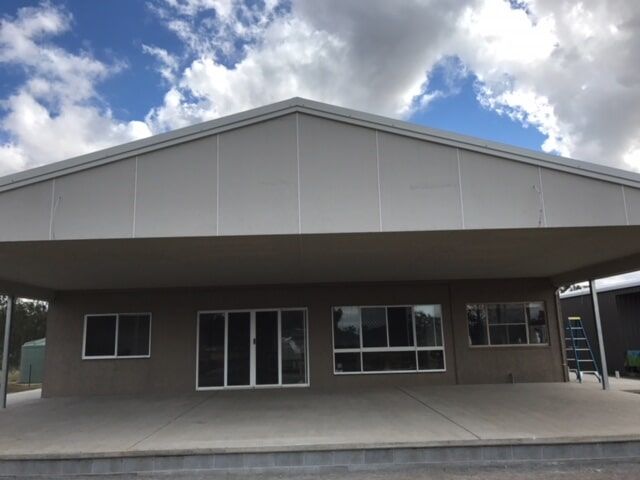House with outer roof extension