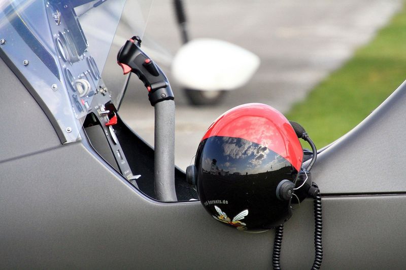 Pilotenhelm am Cockpit 