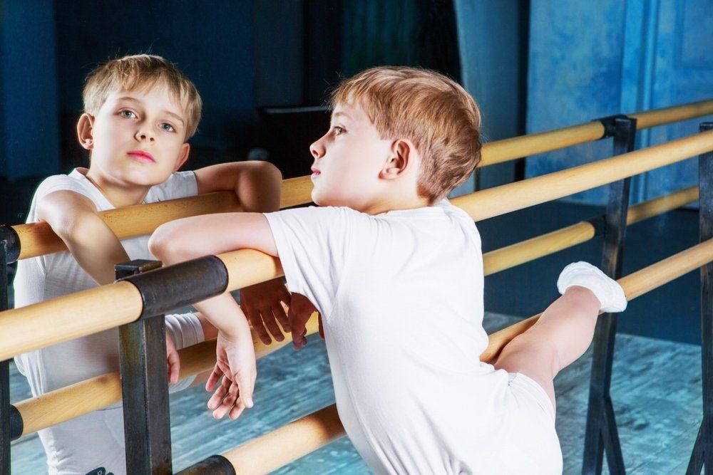 Un bambino a scuola di danza