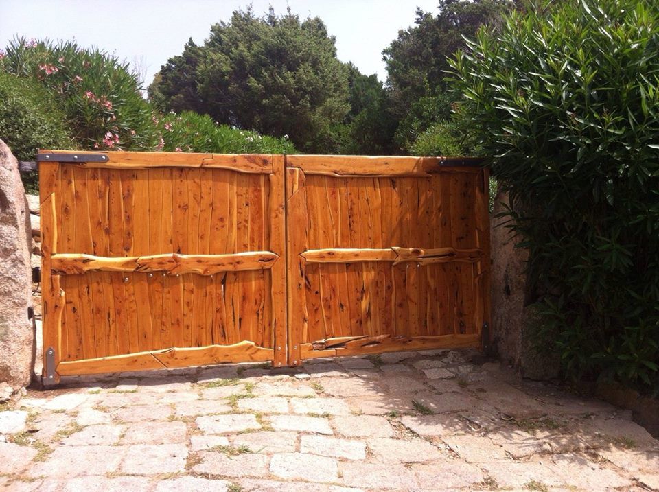 cancello d'ingresso in legno per abitazione privata