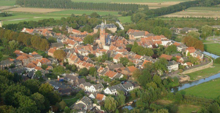luchtfoto stad Buren