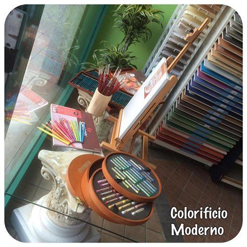 negozio con strumenti per la pittura