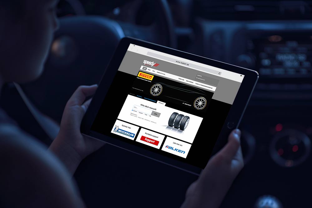 A person is holding a tablet with a tiresite on it.