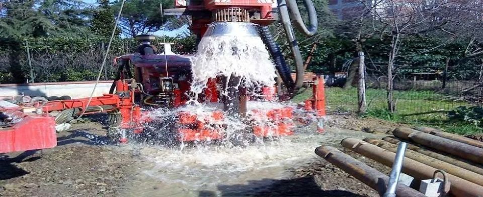 Una piattaforma di perforazione spruzza acqua in un cantiere.