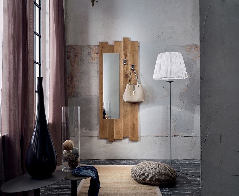 Specchio con cornice di legno