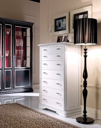 credenza bianca e lampada