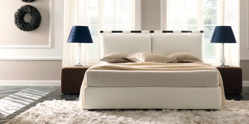 letto con biancheria color panna