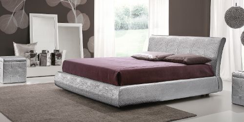 letto con biancheria color bordeaux