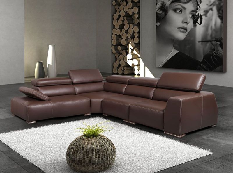 Sala con divano in pelle