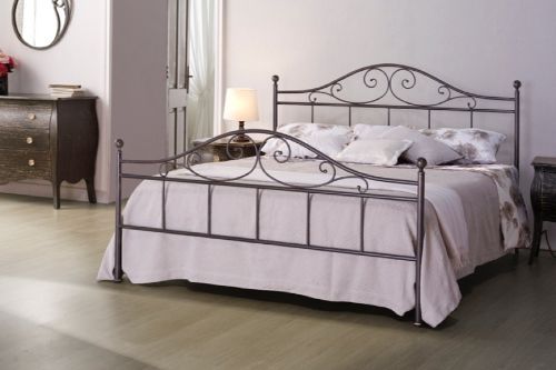 Struttura di un letto matrimoniale in ferro battuto