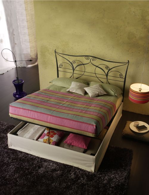 Letto matrimoniale con struttura in ferro e cassetto