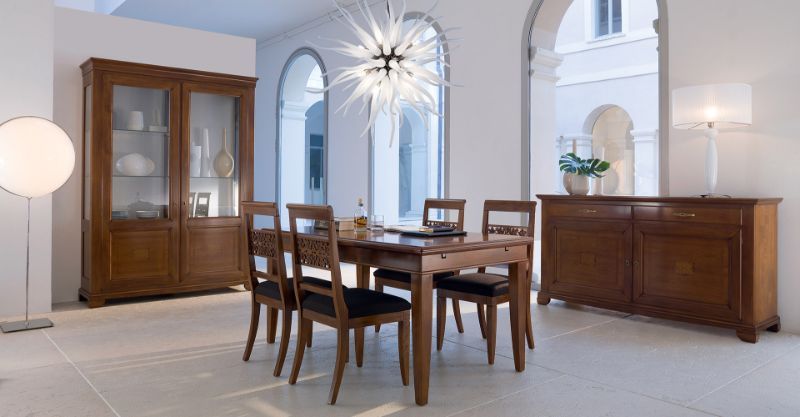Sala da pranzo con complementi d'arredo con stile classico